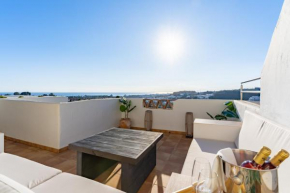 Penthouse in Estepona with panoramic sea view